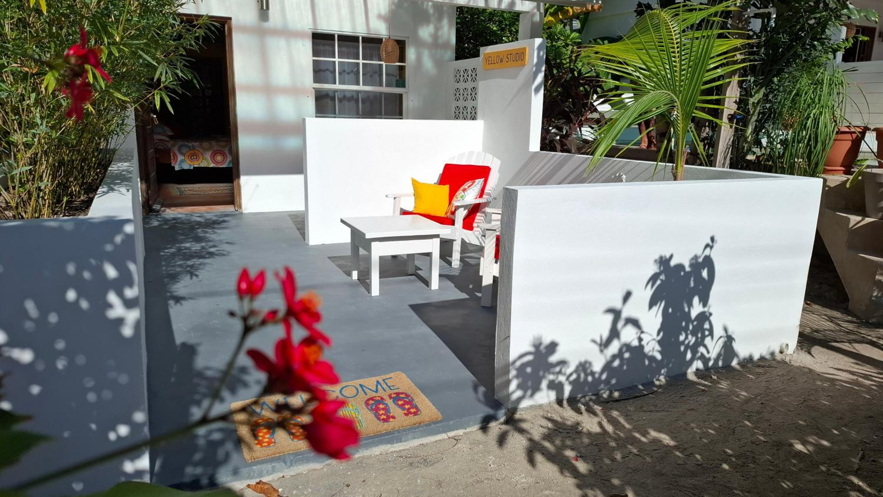 Amanda's Place Yellow Studio - Pool and Tropical garden