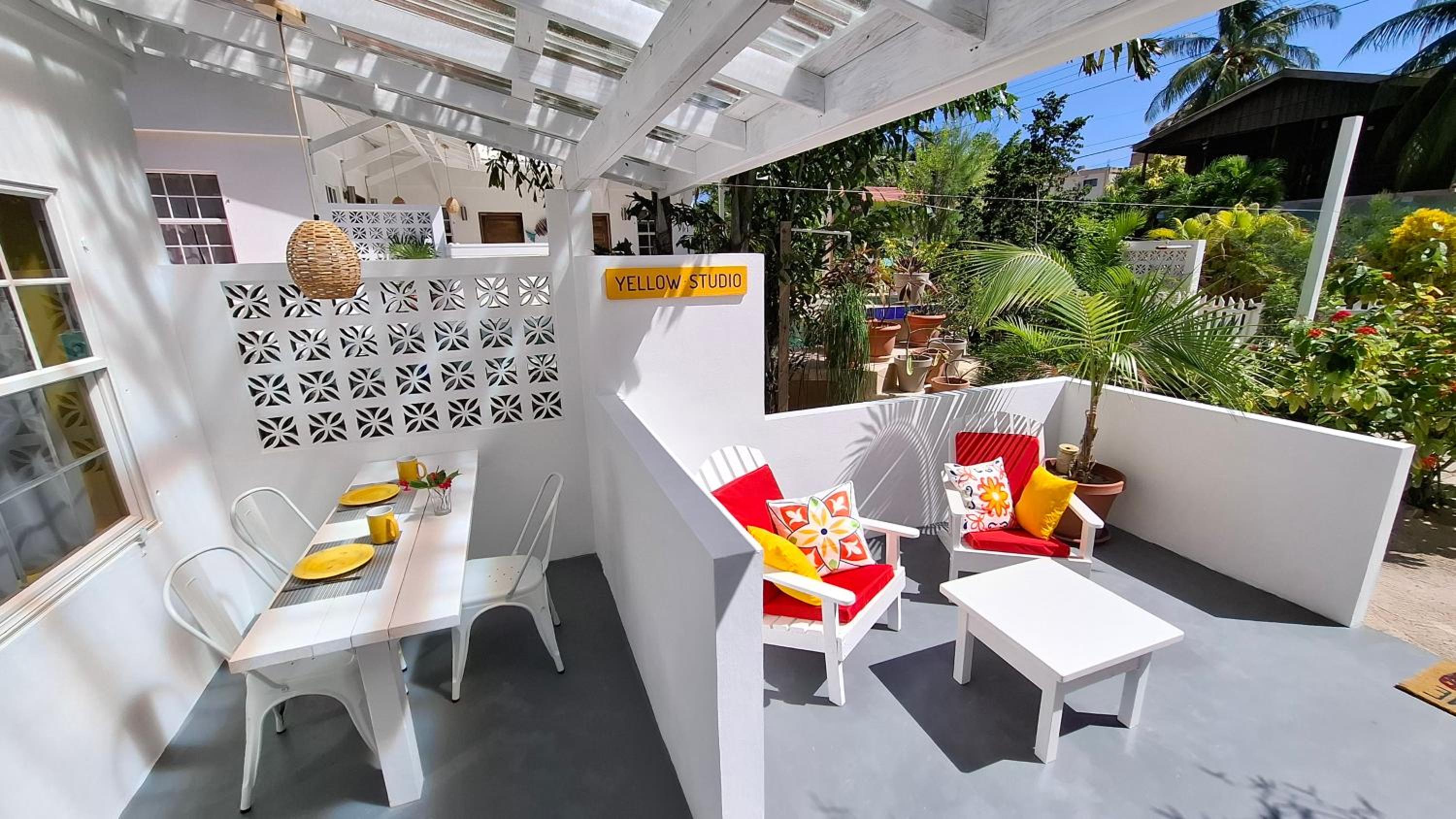 Amanda's Place Yellow Studio - Pool and Tropical garden