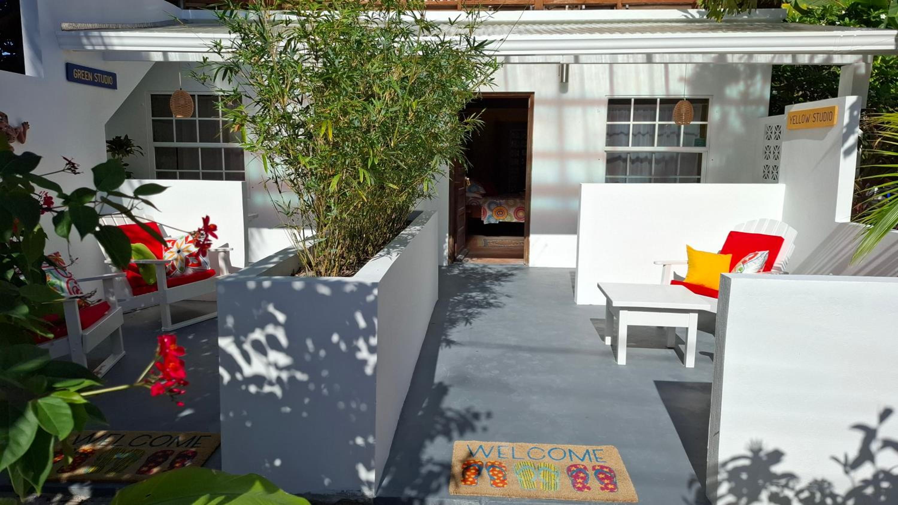 Amanda's Place Yellow Studio - Pool and Tropical garden