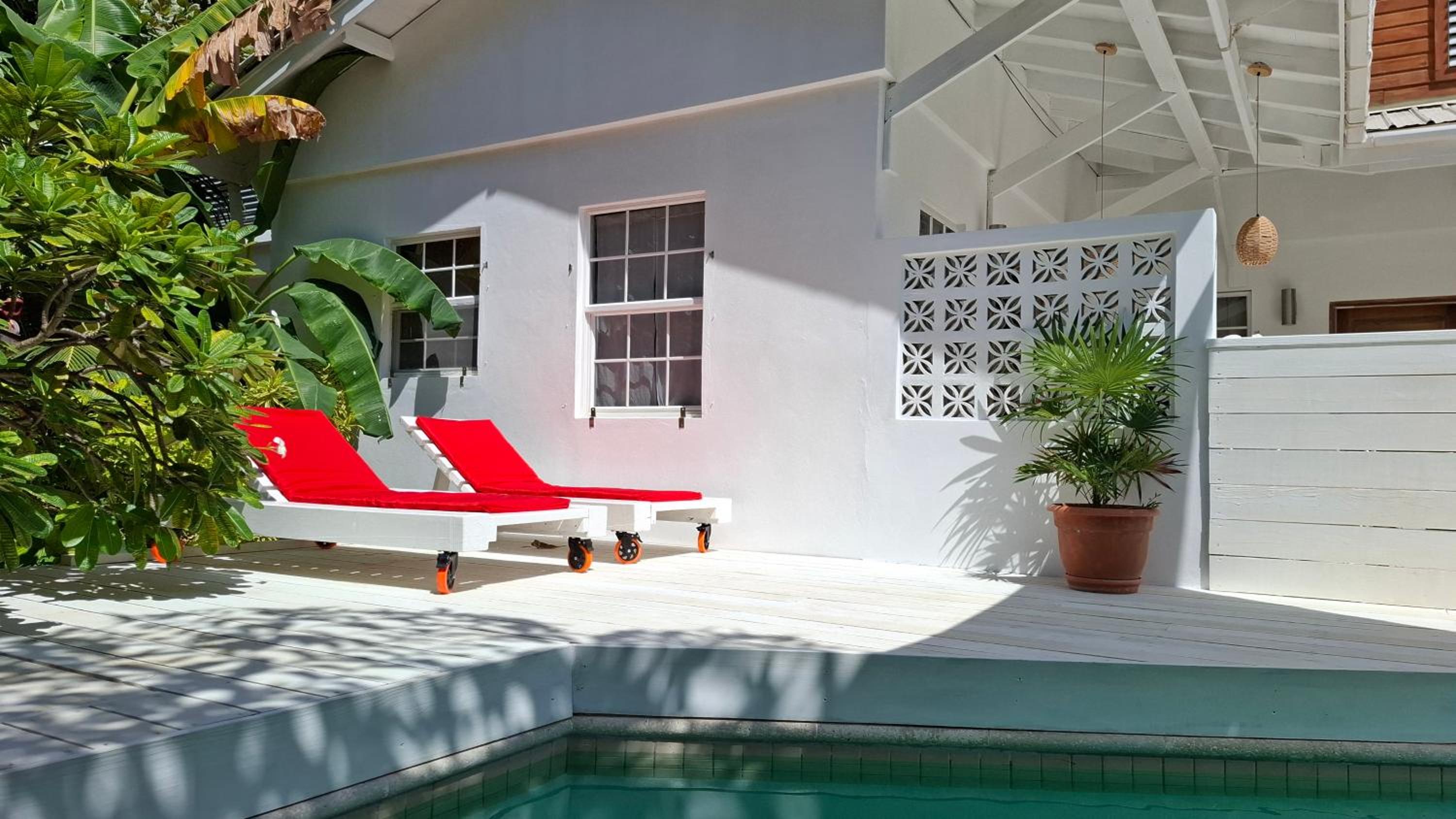 Amanda's Place Yellow Studio - Pool and Tropical garden