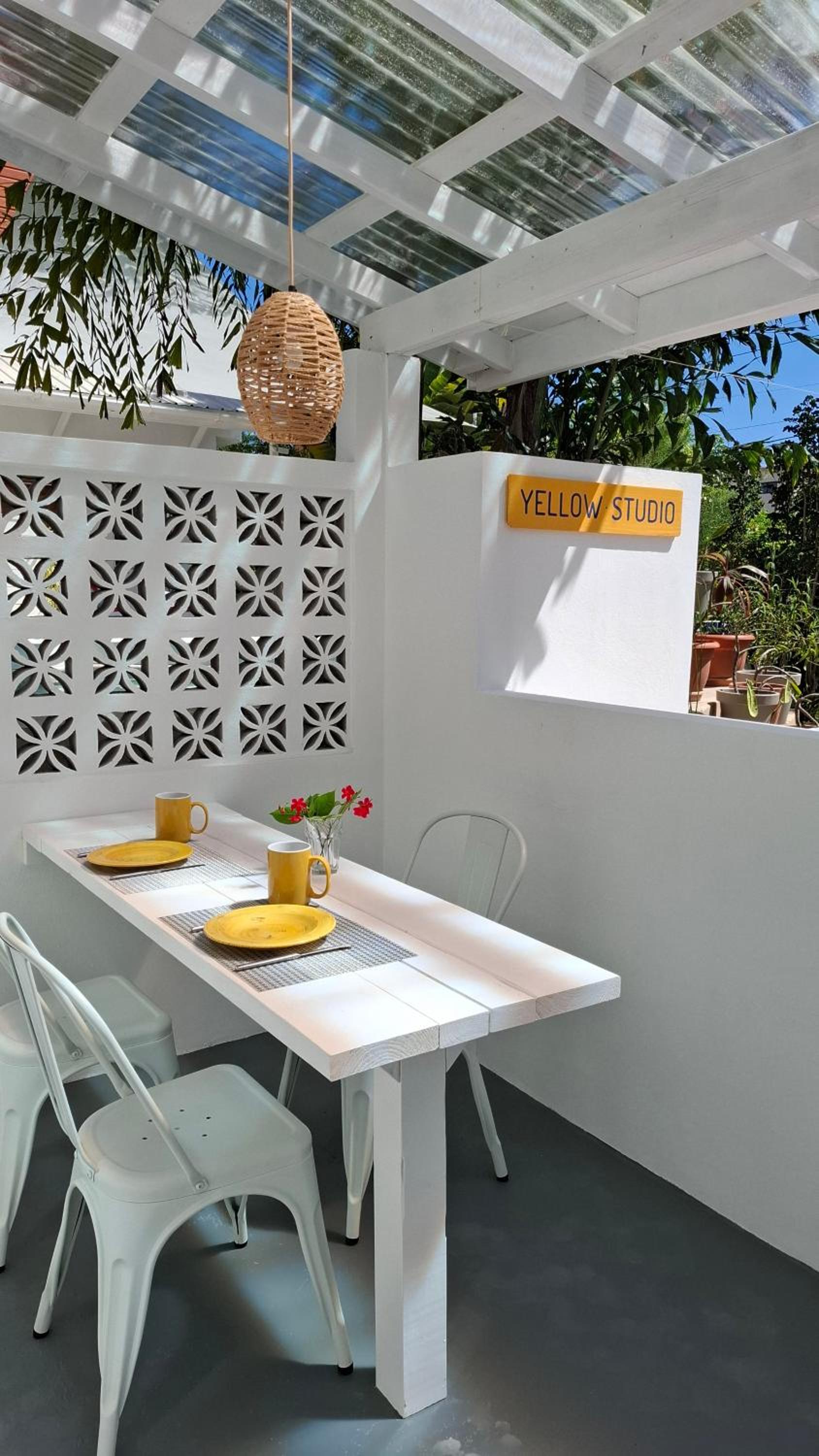 Amanda's Place Yellow Studio - Pool and Tropical garden