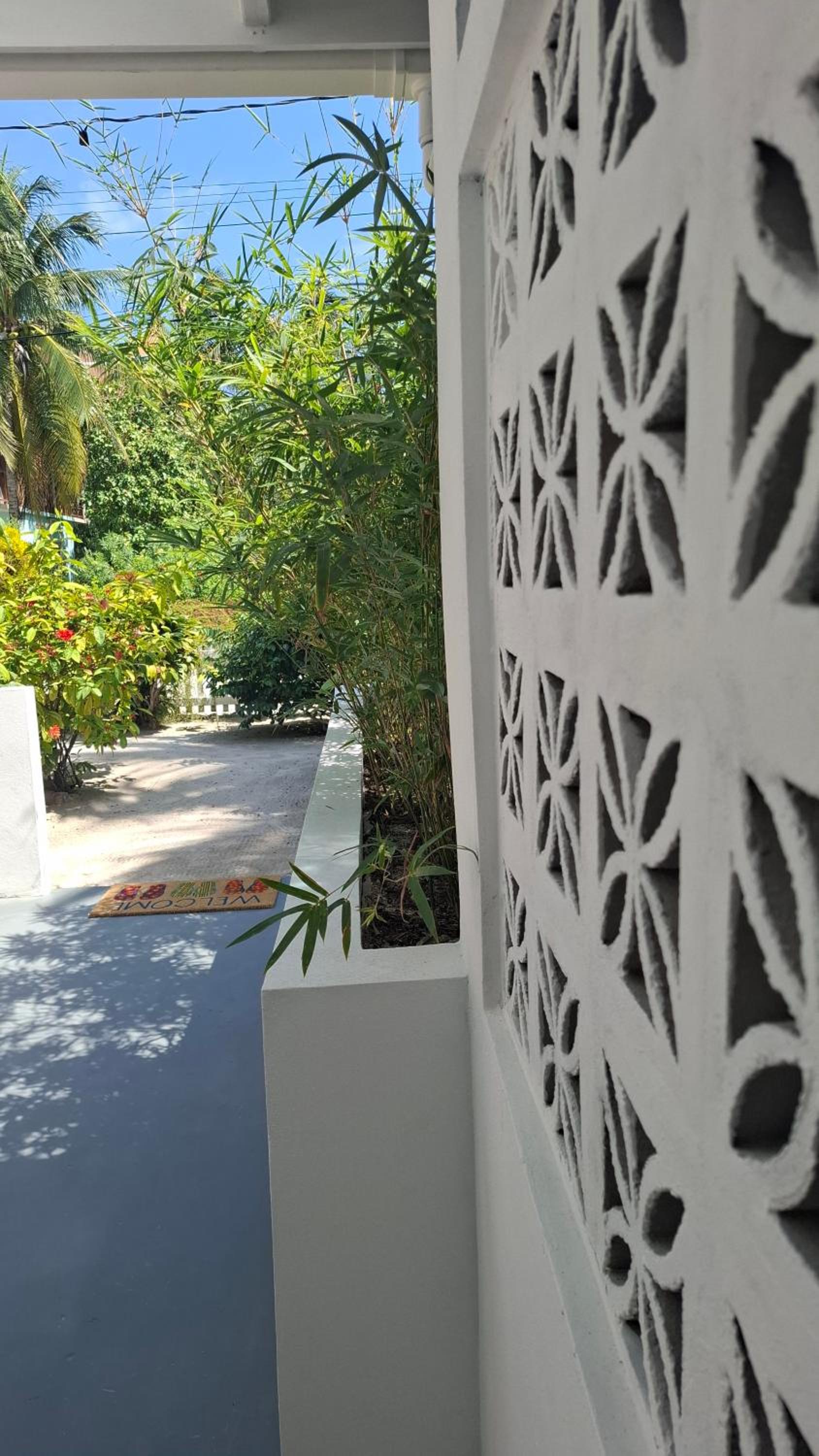 Amanda's Place Yellow Studio - Pool and Tropical garden