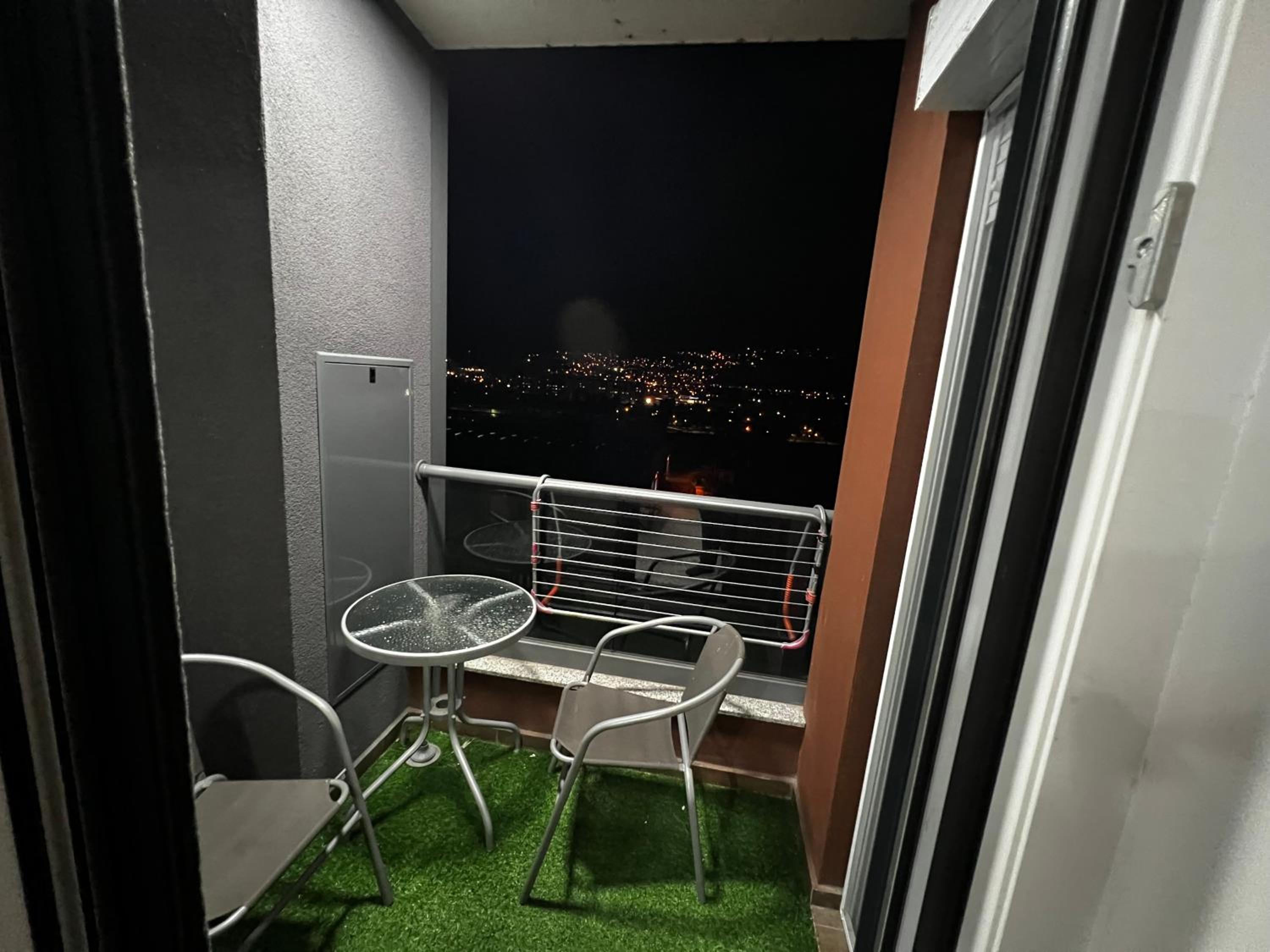 Cozy View Urban Garden Apartment