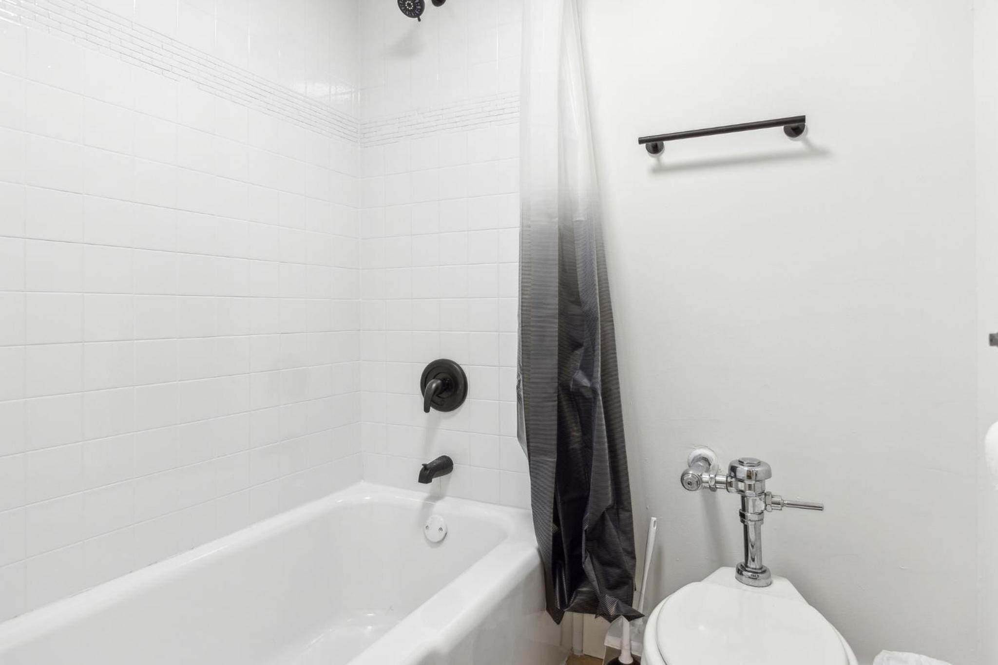 East 120 I Modern Refinished Apt Downtown I Gym view 5