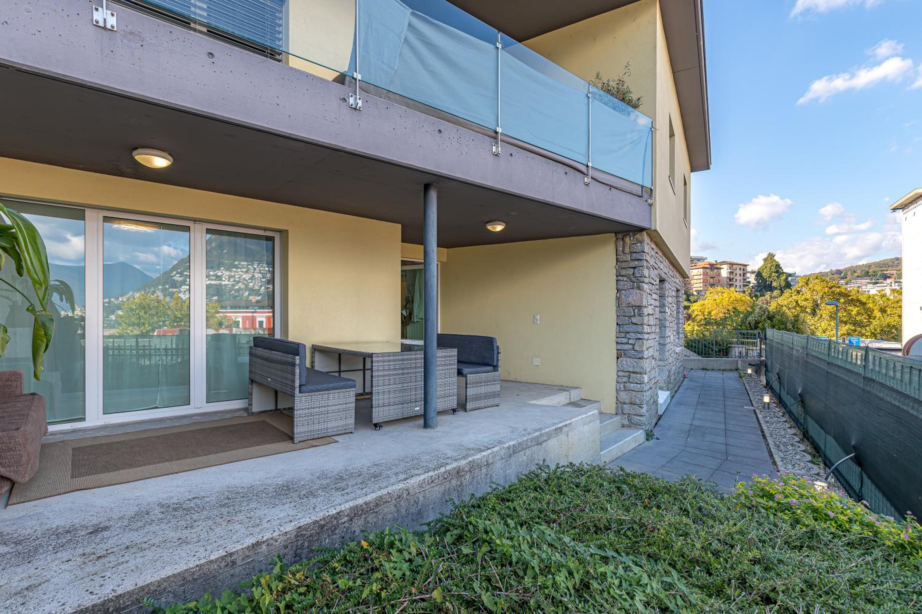 Imperial of Lugano 2 with a lake view and garden behind the station and 10 min from the lake of Lugano