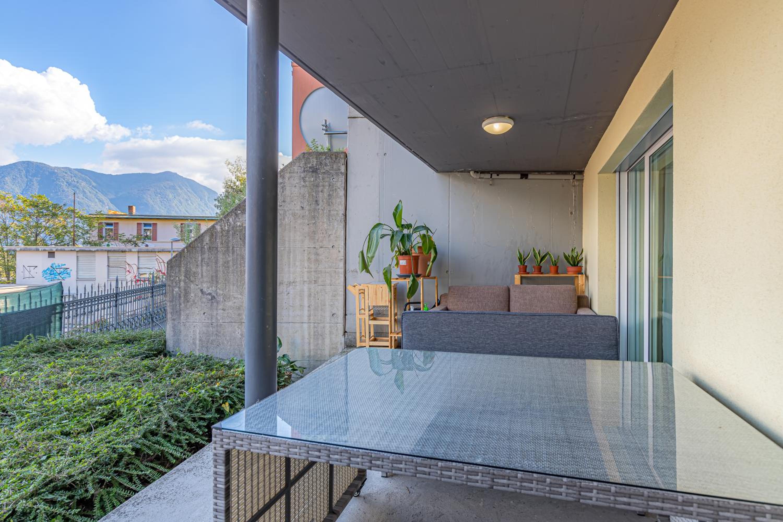 Imperial of Lugano 2 with a lake view and garden behind the station and 10 min from the lake of Lugano