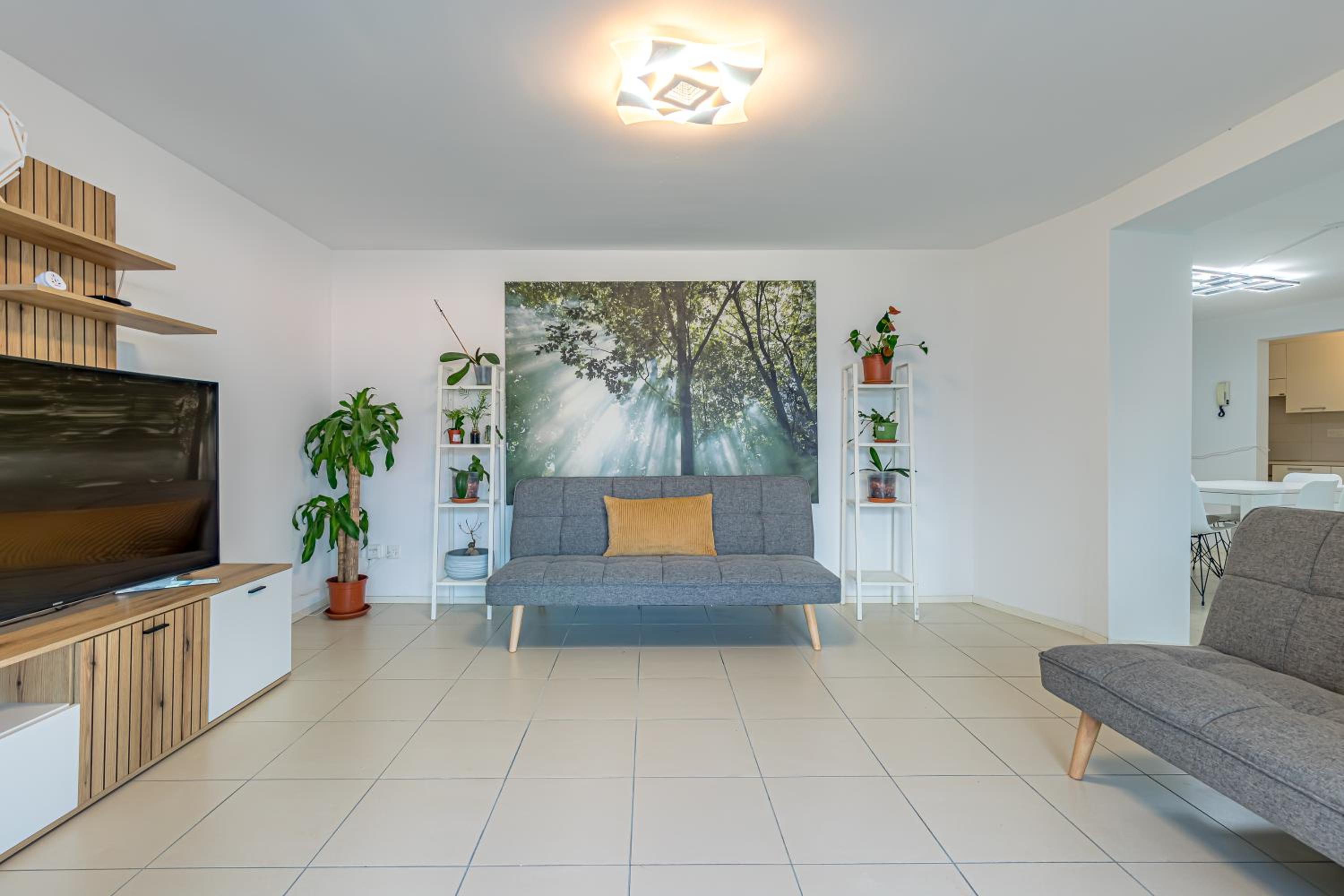 Imperial of Lugano 2 with a lake view and garden behind the station and 10 min from the lake of Lugano