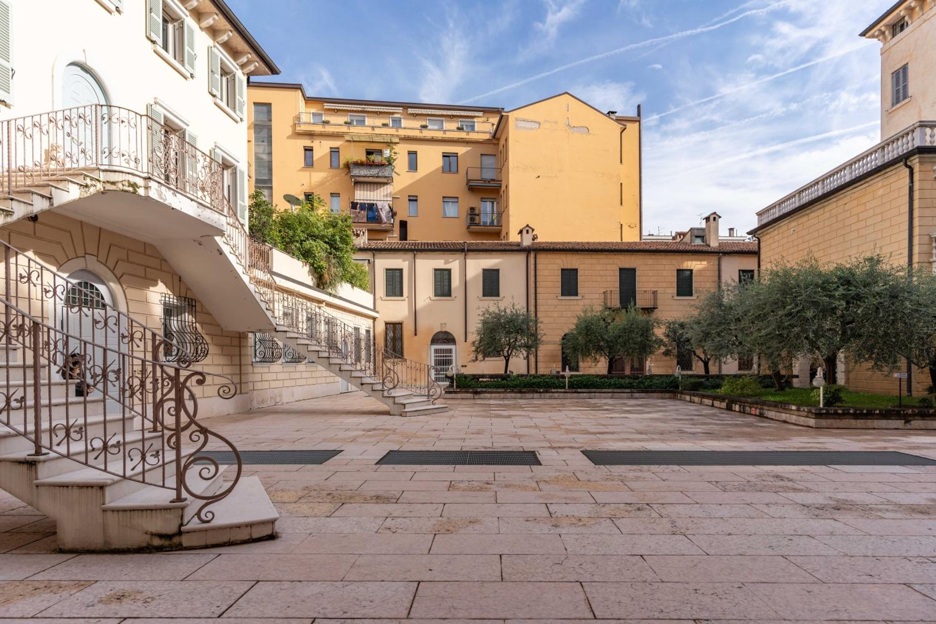 -Near Arena & Parking - Pet Friendly Historical Arena Palace view 3