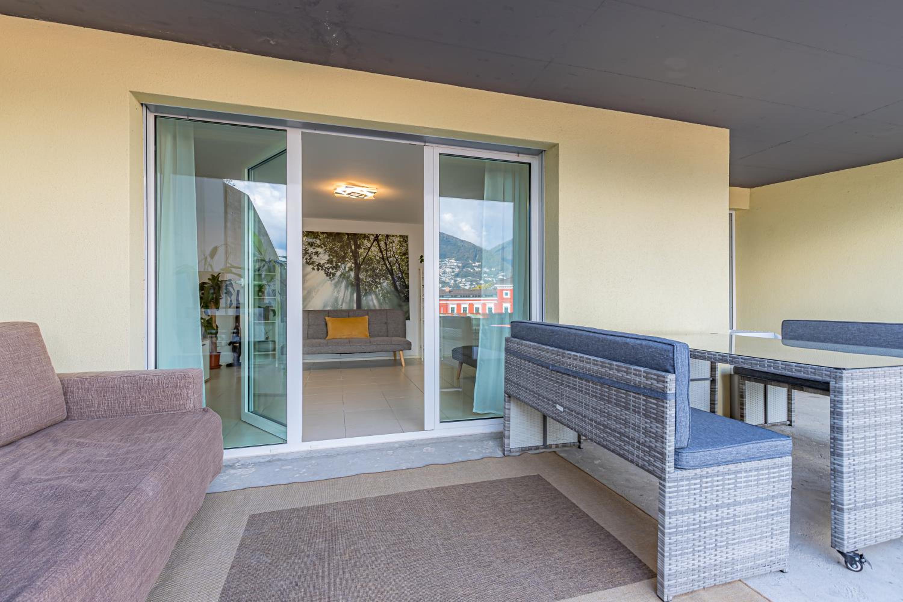 Imperial of Lugano 2 with a lake view and garden behind the station and 10 min from the lake of Lugano