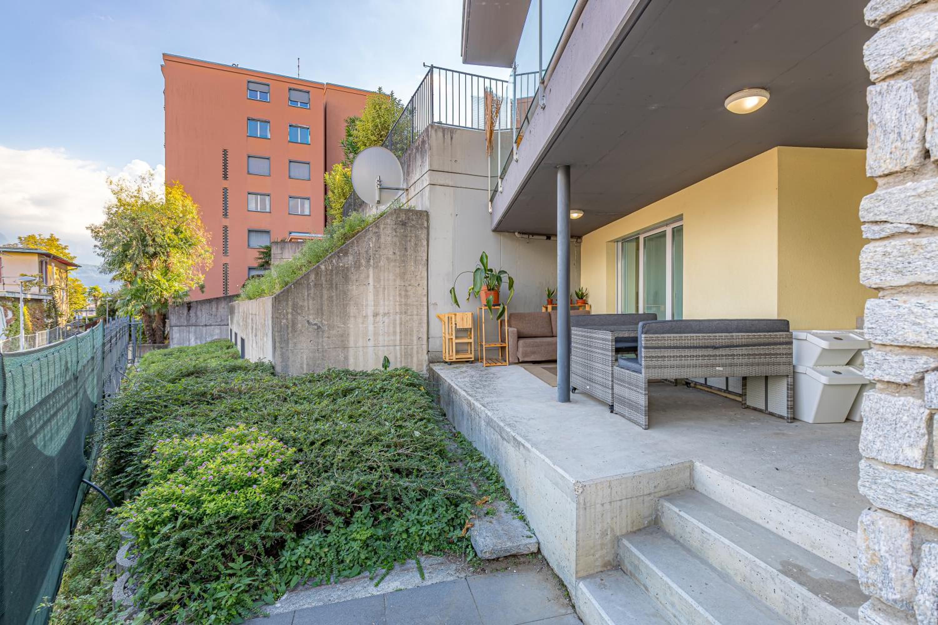Imperial of Lugano 2 with a lake view and garden behind the station and 10 min from the lake of Lugano