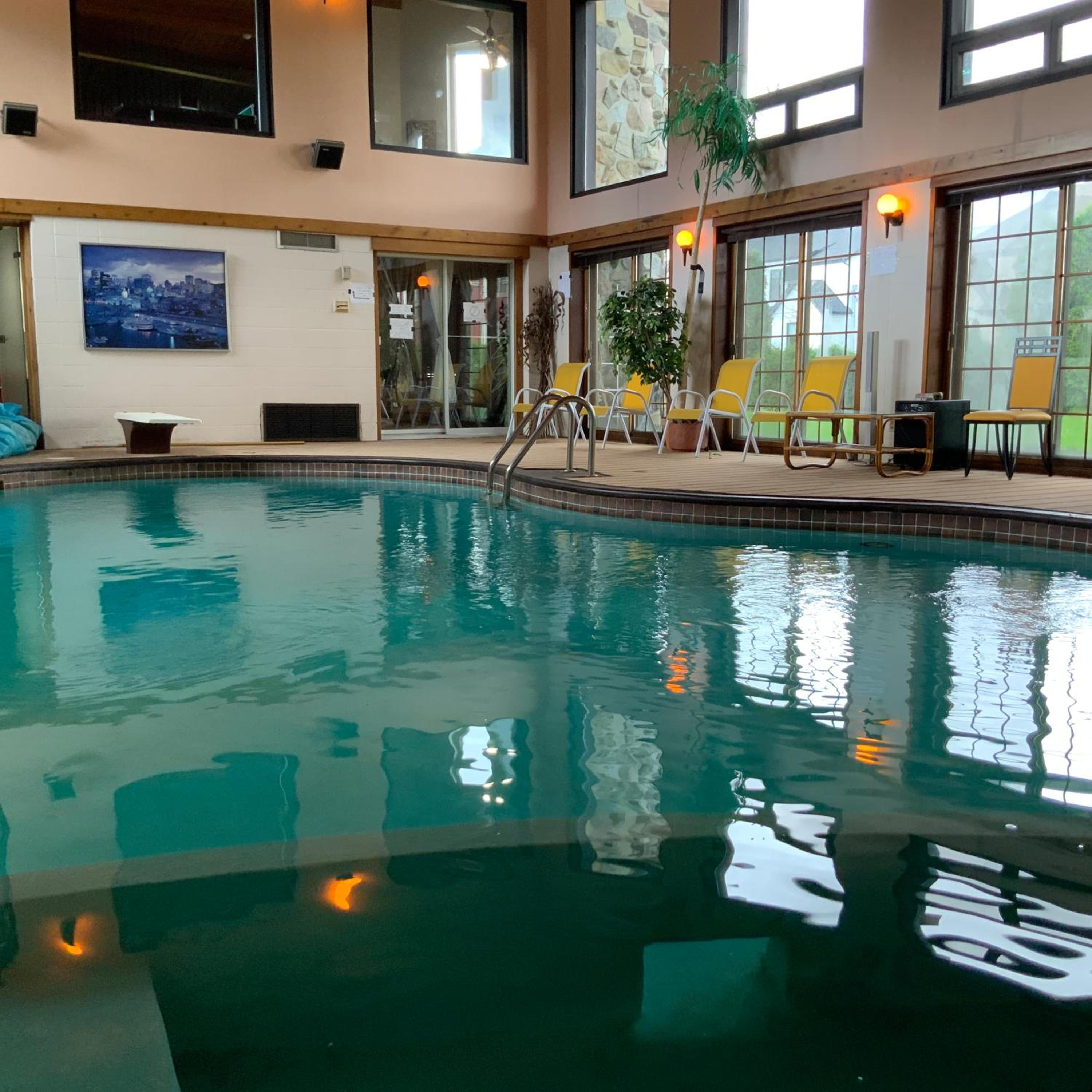 4 BDR Home with Indoor heated pool and party near Montreal