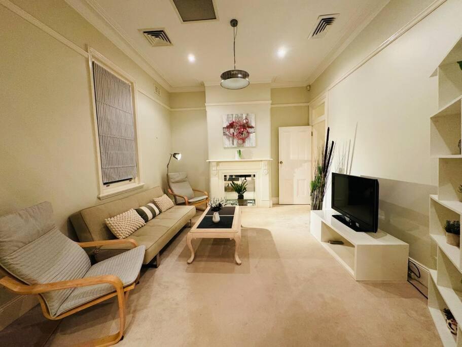 House 3 bedrooms 2 baths 2 parkings in Mosman
