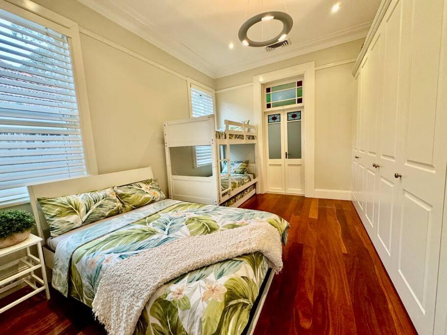 House 3 bedrooms 2 baths 2 parkings in Mosman