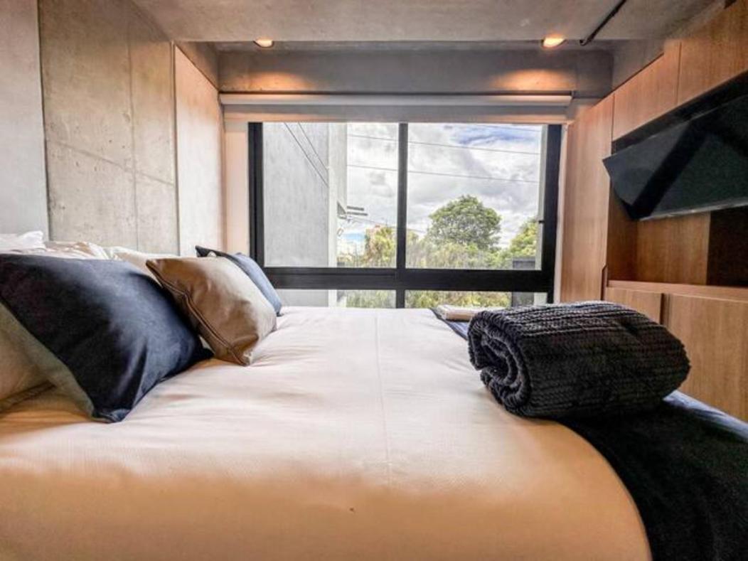 Skyline Suites - Elegant Living with Coworking & Scenic Views