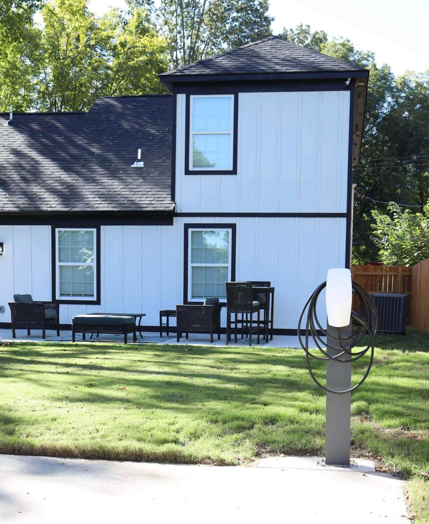 EV, Family Friendly, Close to Downtown view 3