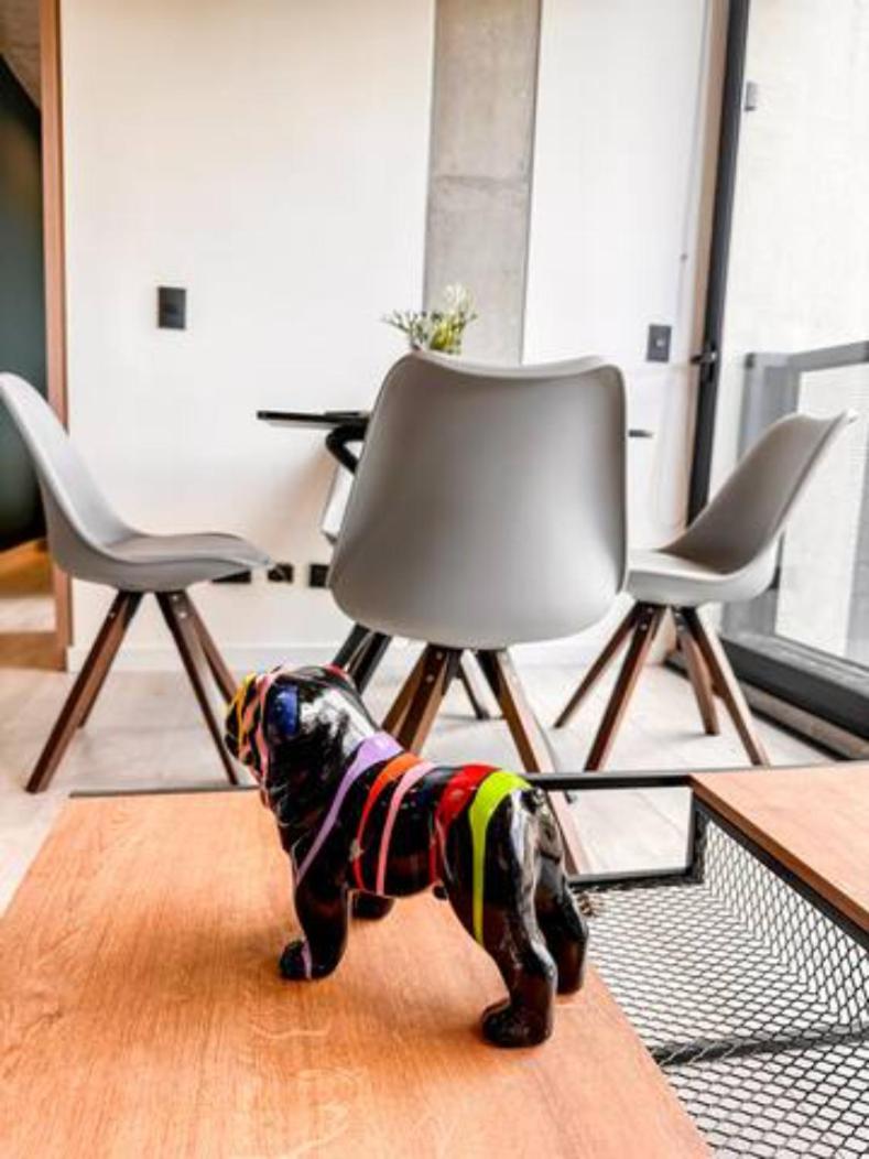 Skyline Suites - Elegant Living with Coworking & Scenic Views