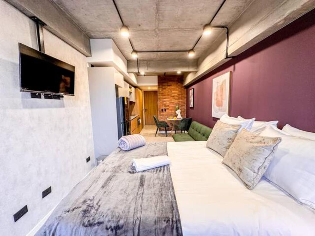 Skyline Suites - Elegant Living with Coworking & Scenic Views