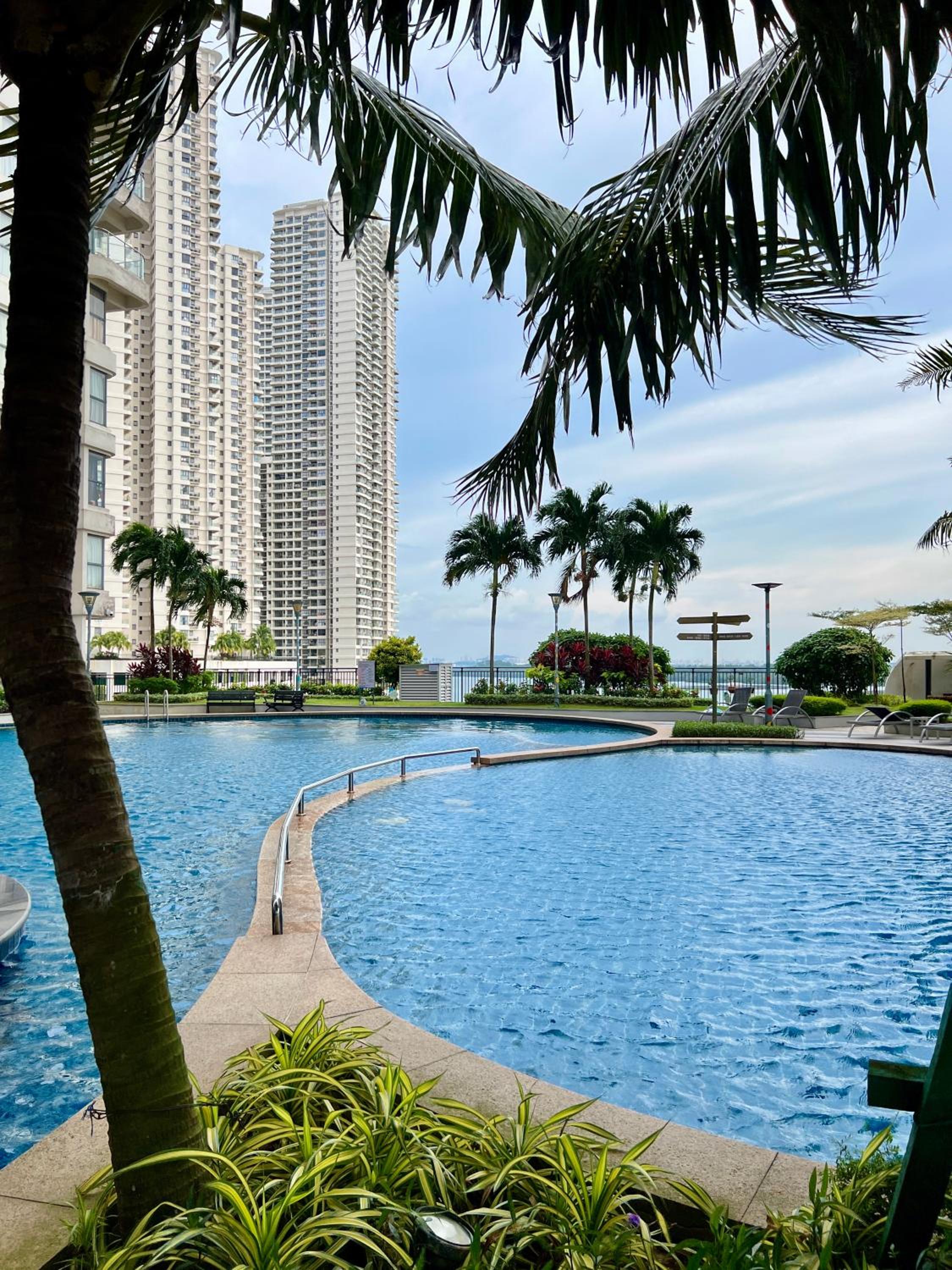 DangaBay 2R 4pax with Balcony Seaview near CIQ by Wehome