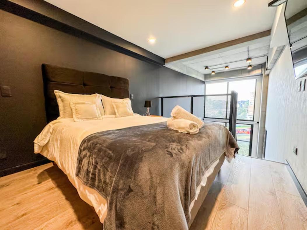 Skyline Suites - Elegant Living with Coworking & Scenic Views