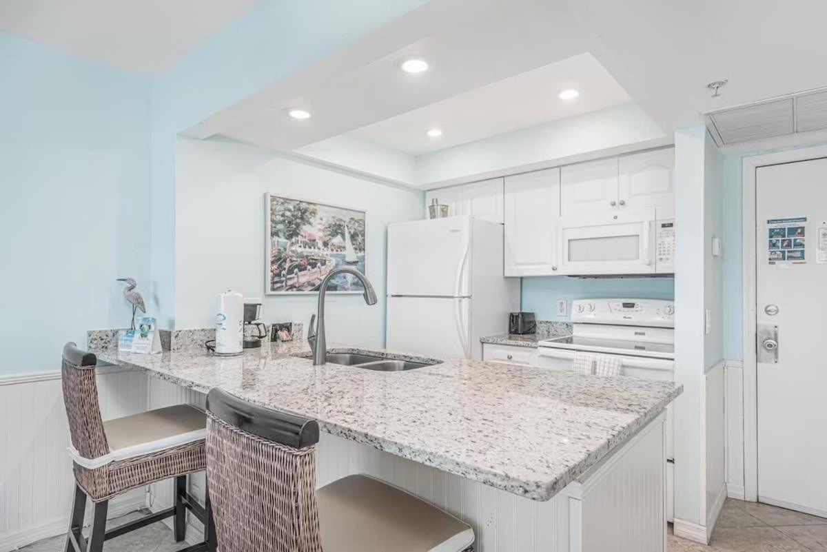 Hutchinson Island BeachFront Heated Pool Balcony Top Floor