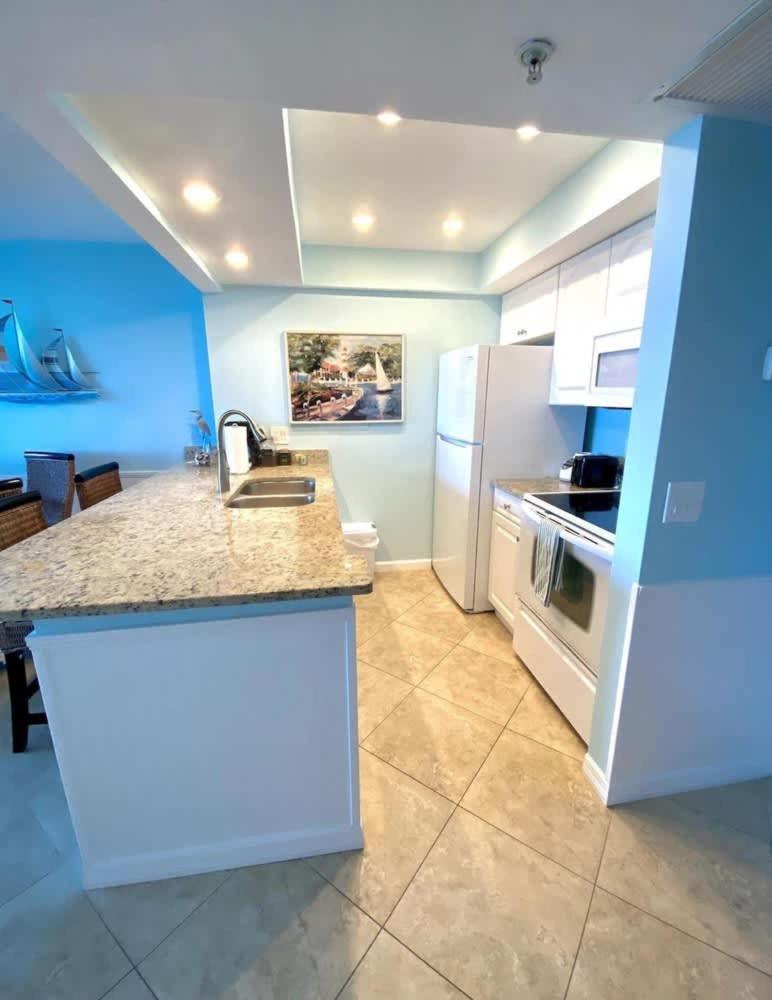 Hutchinson Island BeachFront Heated Pool Balcony Top Floor