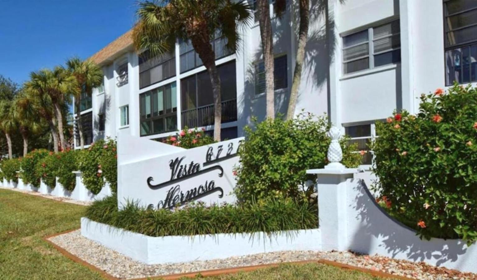 Hotel Updated Condo with Pool, Walk to Crescent Beach & Restaurants! - Image 1