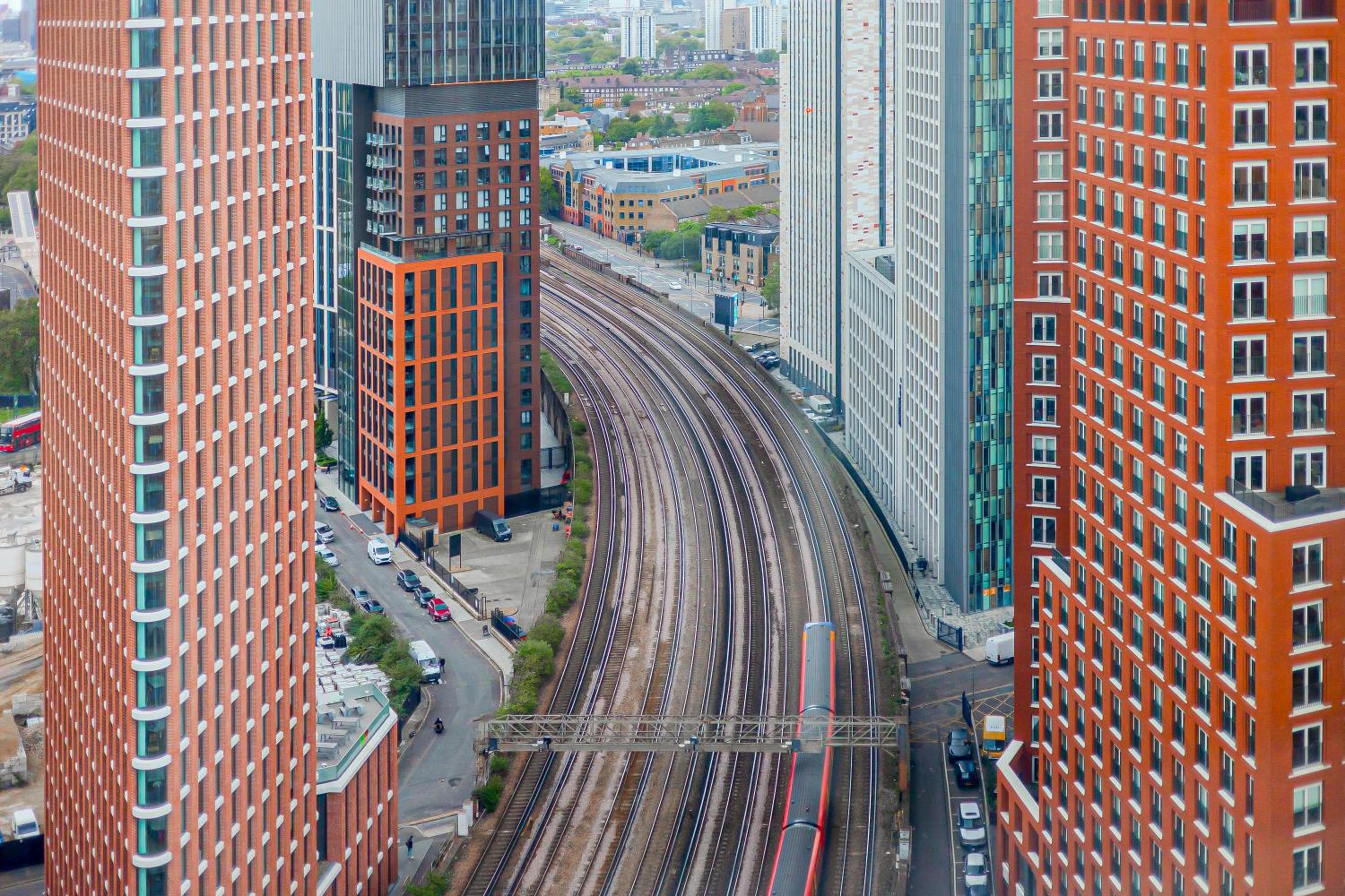 Bright 2BR high floor flat, Nine Elms, 3min tube