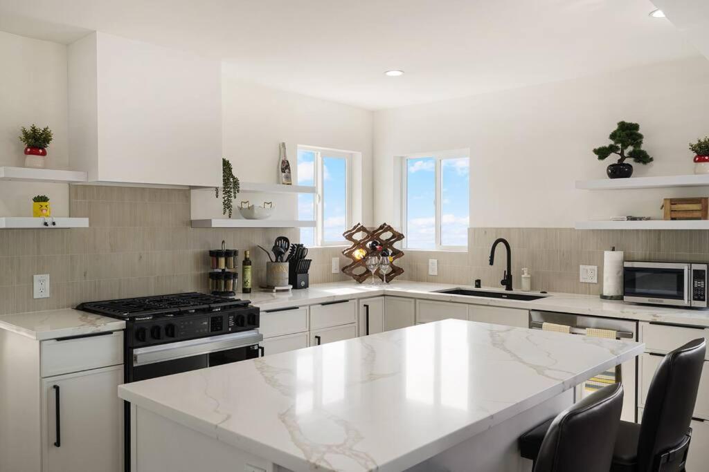 Oceanview Sunset View Luxe 3BR 2Bath SofaBed Home Yard in Pacifica view 3