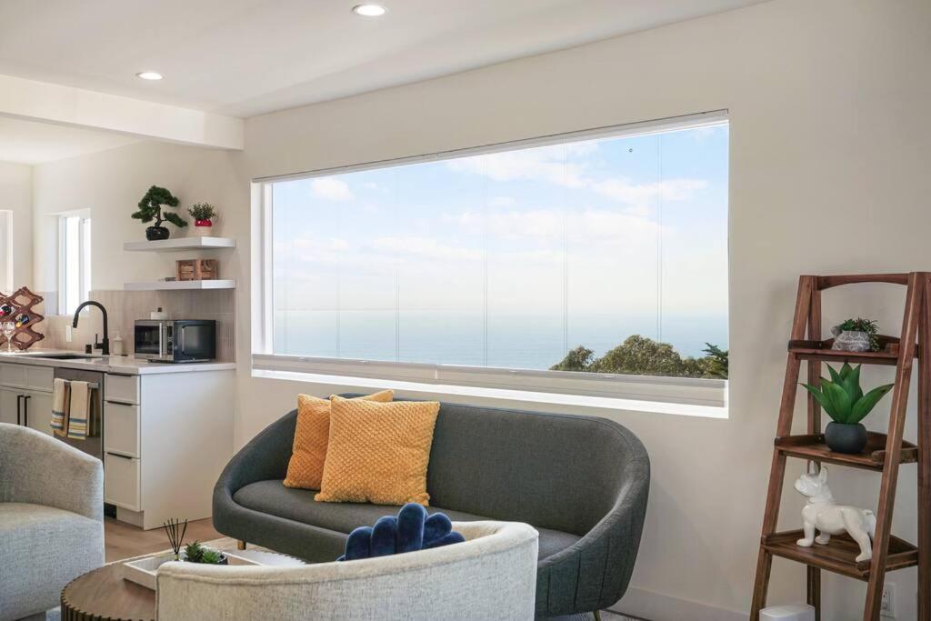 Oceanview Sunset View Luxe 3BR 2Bath SofaBed Home Yard in Pacifica view 4