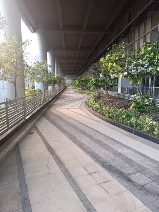 Budget Stay in 81 Newport Near Naia Terminal C5-2i view 3