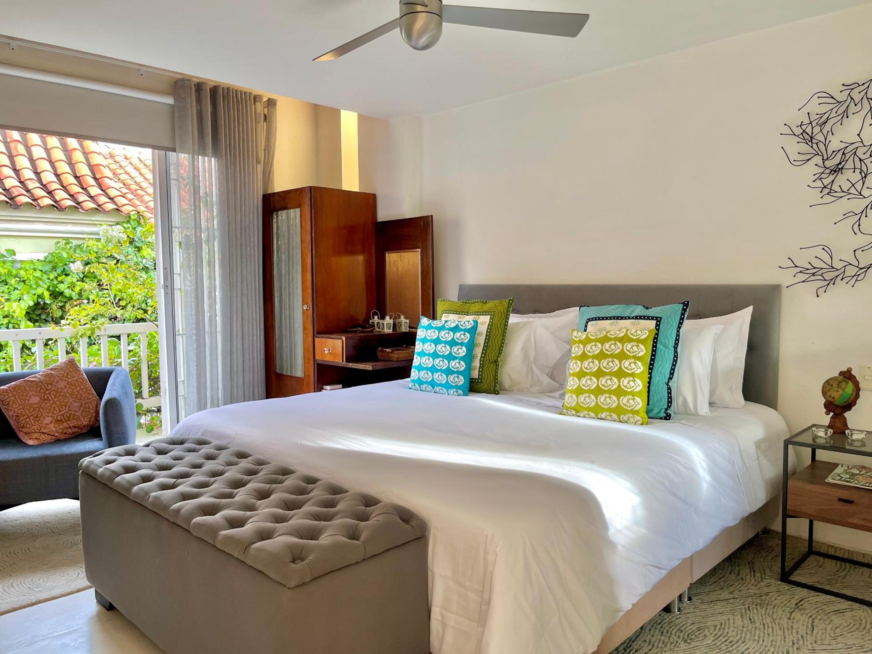 by Calamari Homes - Parque Centenario casa 206 walled city