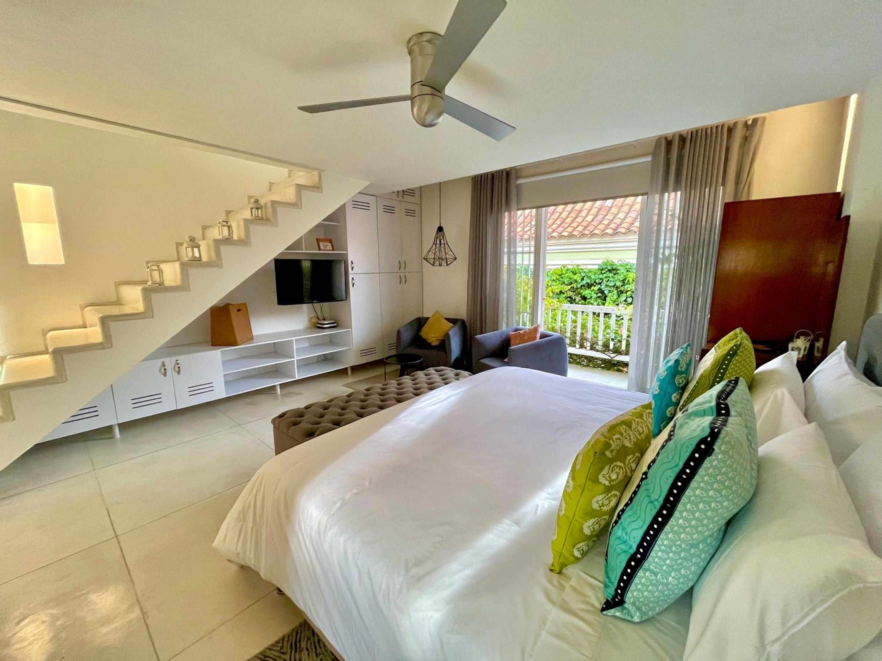 by Calamari Homes - Parque Centenario casa 206 walled city
