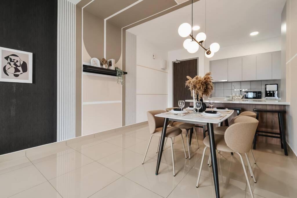 4BR Modish Room MVertica Near MRT by RumaBnB
