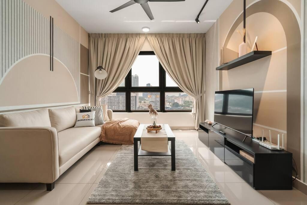 4BR Modish Room MVertica Near MRT by RumaBnB