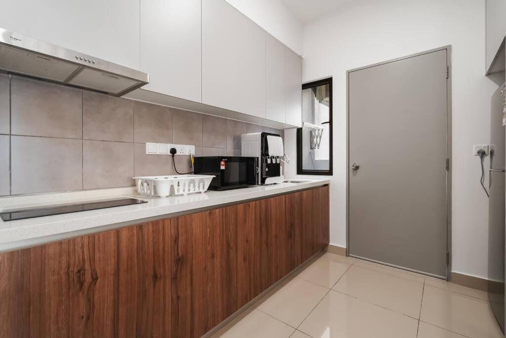 4BR Modish Room MVertica Near MRT by RumaBnB