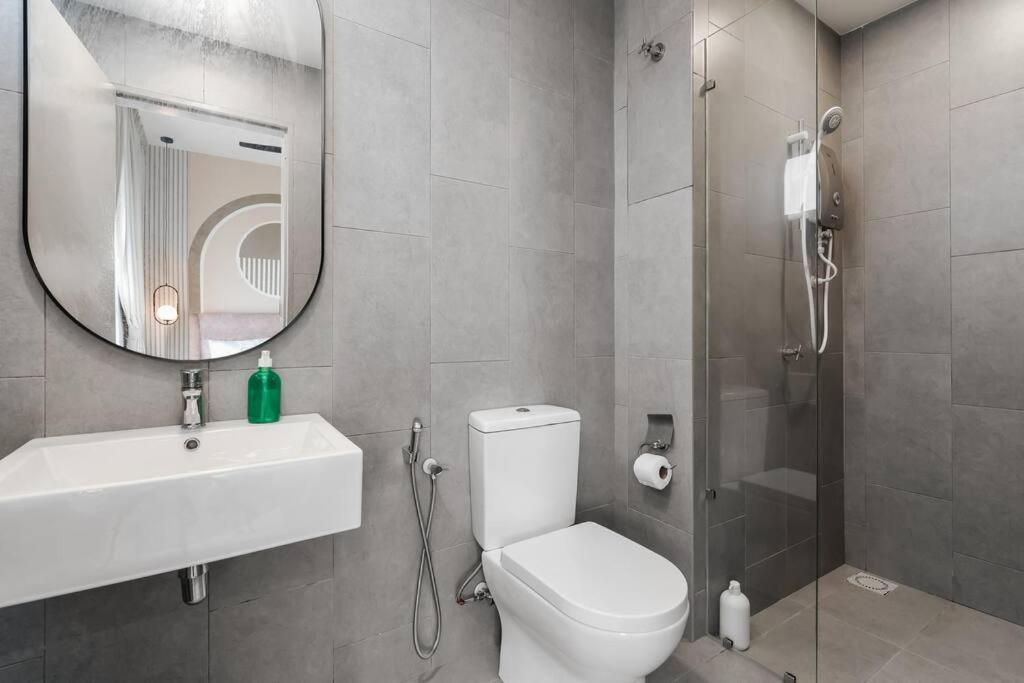 4BR Modish Room MVertica Near MRT by RumaBnB