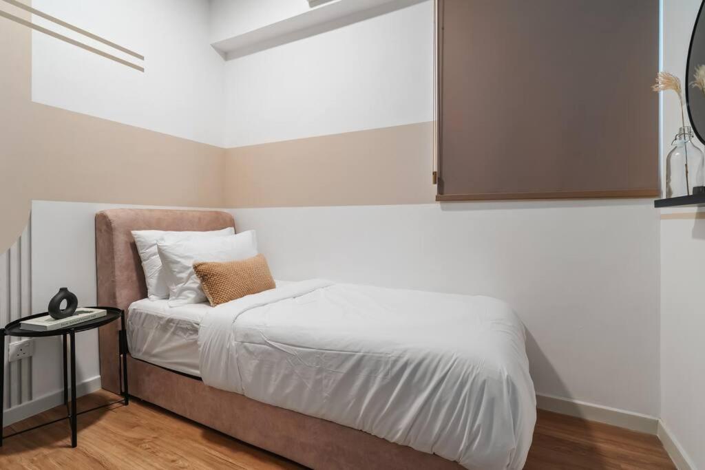 4BR Modish Room MVertica Near MRT by RumaBnB
