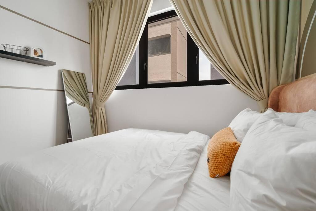 4BR Modish Room MVertica Near MRT by RumaBnB