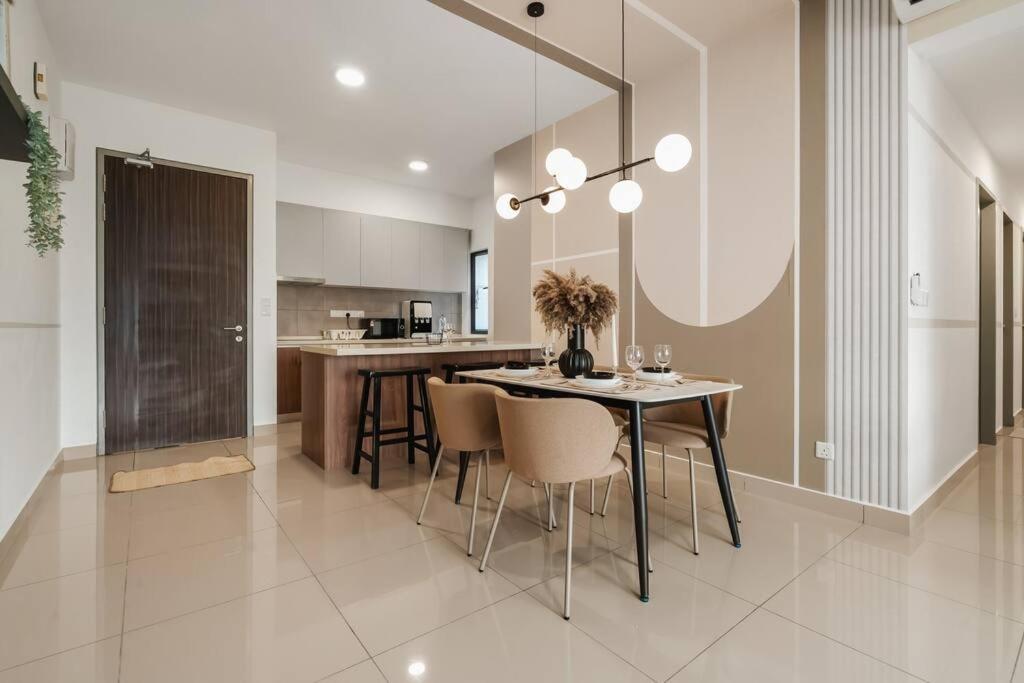 4BR Modish Room MVertica Near MRT by RumaBnB