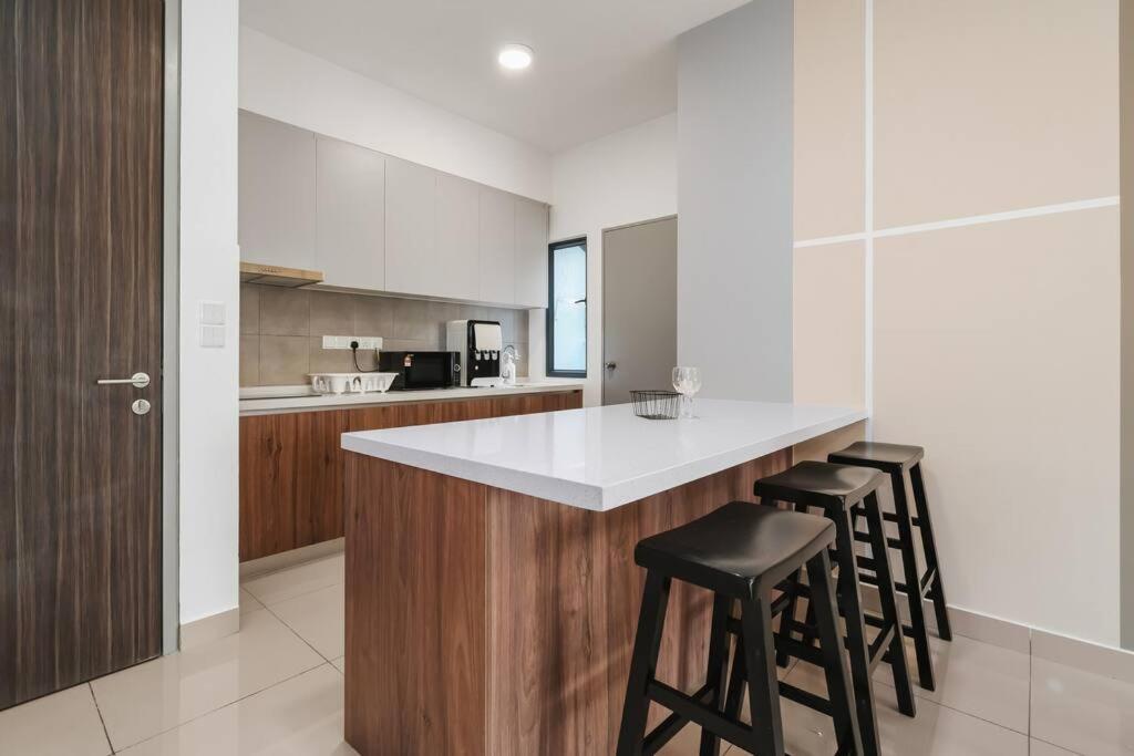 4BR Modish Room MVertica Near MRT by RumaBnB