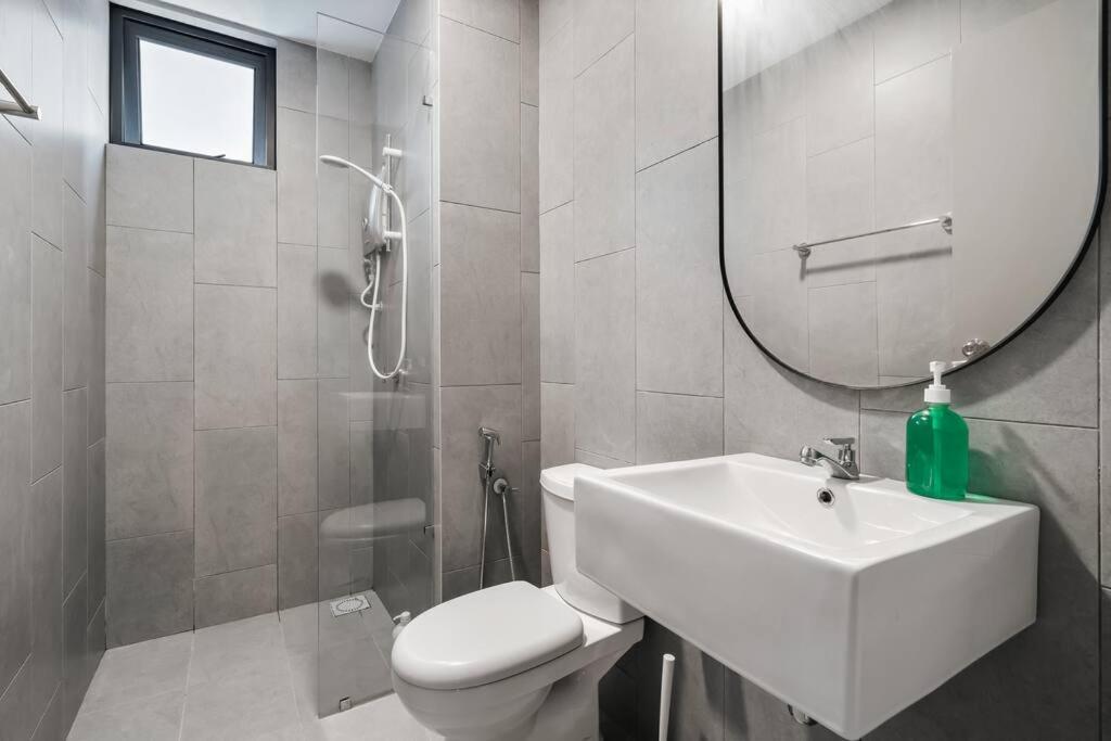 4BR Modish Room MVertica Near MRT by RumaBnB