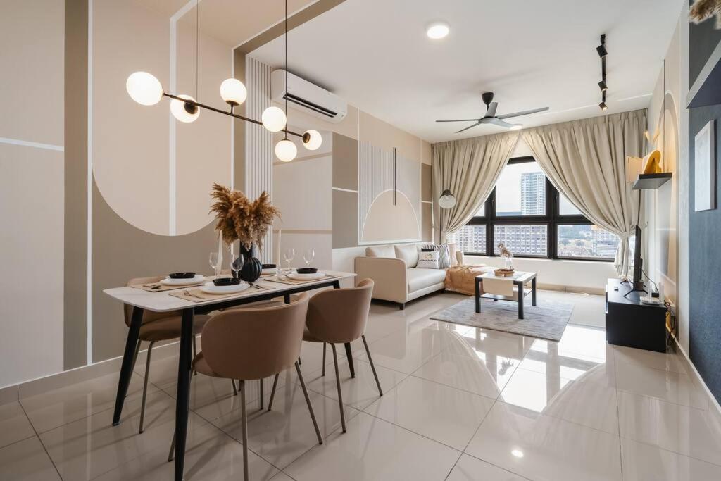 4BR Modish Room MVertica Near MRT by RumaBnB