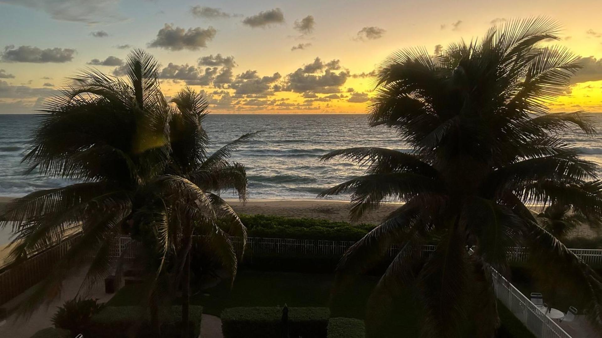 Hutchinson Island BeachFront Heated Pool Balcony Top Floor