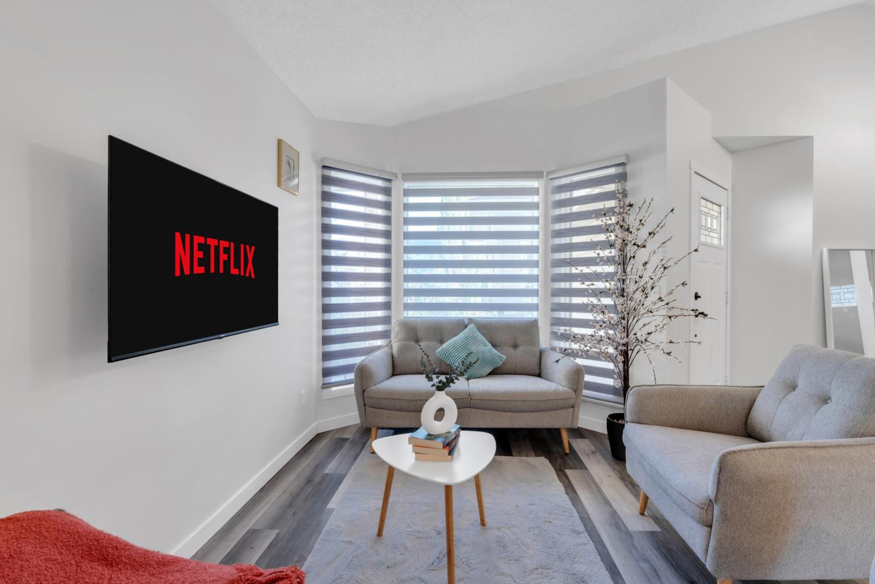 ModernOasis with AC&MovieRoom close to Downtown15' Banff 60'