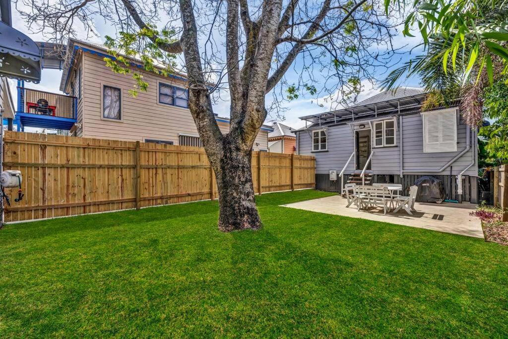 Gabba Central 2 Separate homes 1 block 6 Bdrms
