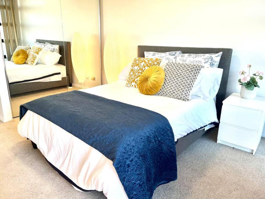 Super convenient modern 2 bedroom 2 bath parking