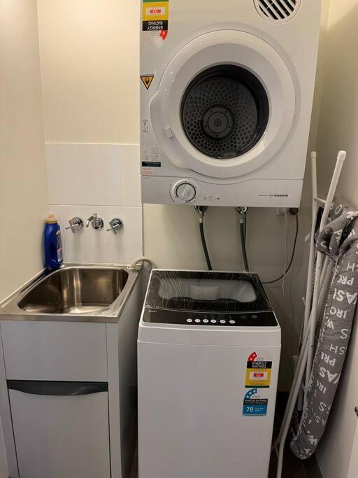 Super convenient modern 2 bedroom 2 bath parking