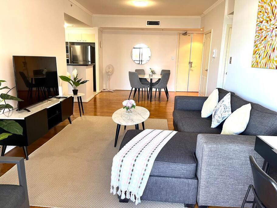 Super convenient modern 2 bedroom 2 bath parking
