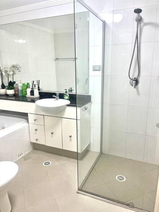Super convenient modern 2 bedroom 2 bath parking