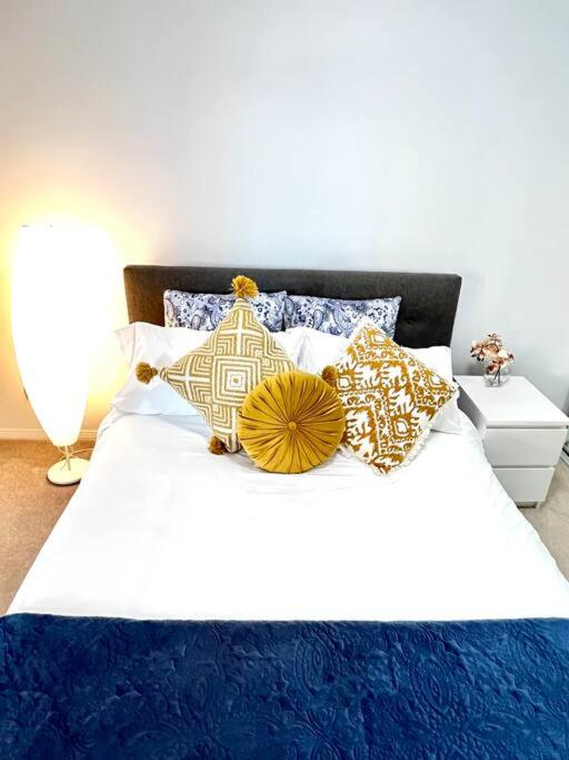 Super convenient modern 2 bedroom 2 bath parking